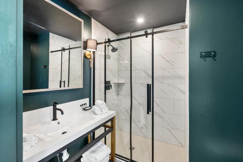 King Suite with Balcony image 3