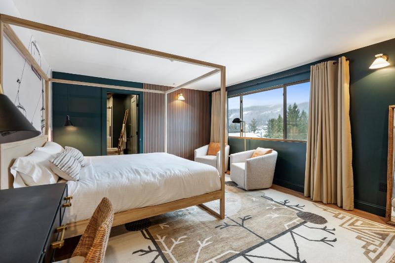 Suite with Mountain View image 3