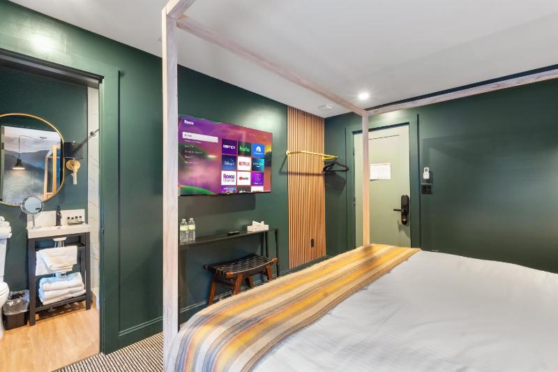 King Room with Garden View image 1