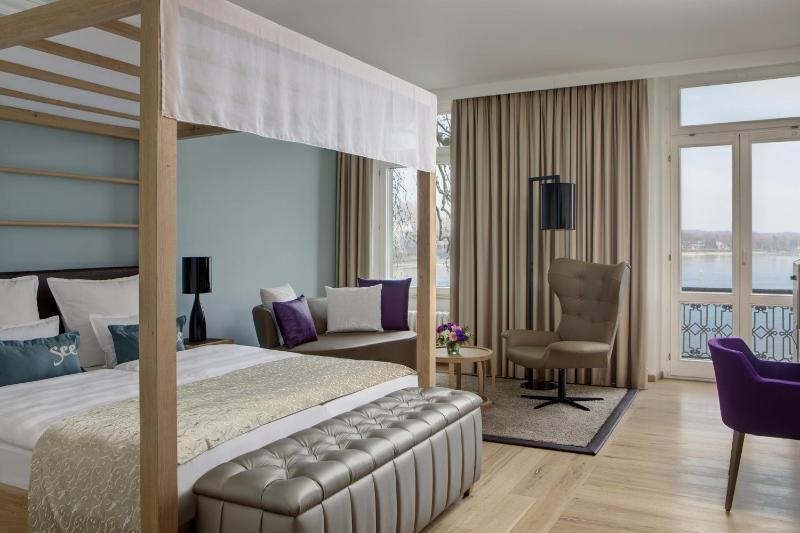 Deluxe Double Room with Lake View image 2
