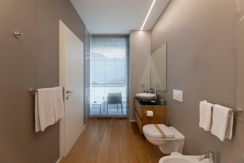 Deluxe Double or Twin Room with Balcony image 3