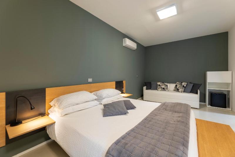 Deluxe Double or Twin Room with Garden Access image 3