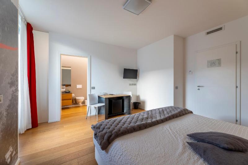 Double Room with Spa Bath image 4