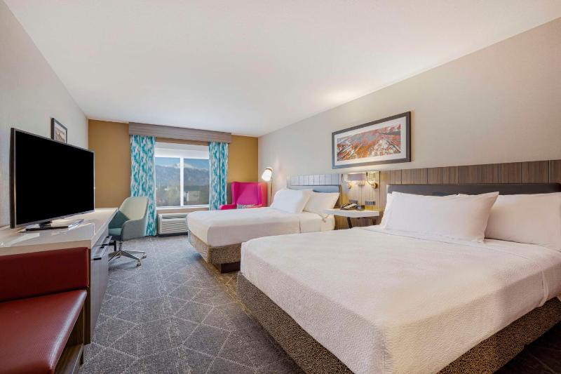 Queen Room with Two Queen Beds image 1