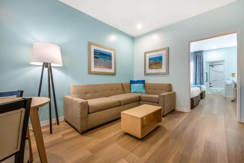 Standard Double Suite with Two Double Beds image 1