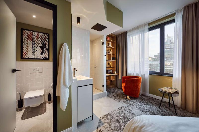 Deluxe King Room image 3