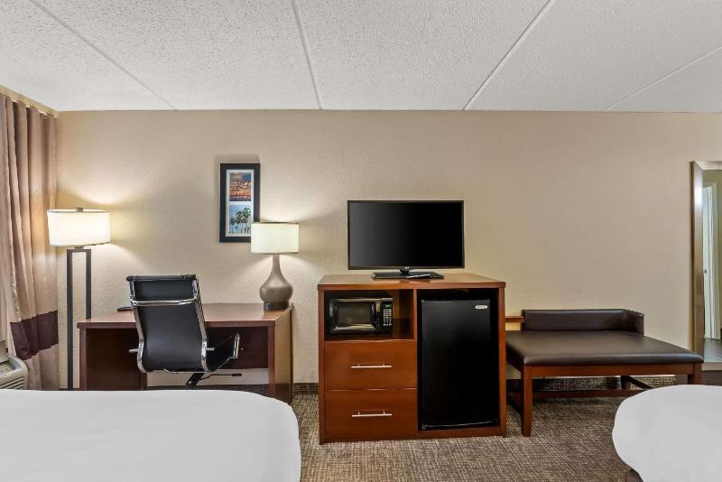 Queen Room with Two Queen Beds - Non-Smoking image 3