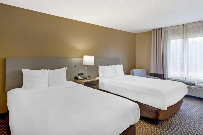 Queen Room with Two Queen Beds - Non-Smoking image 1