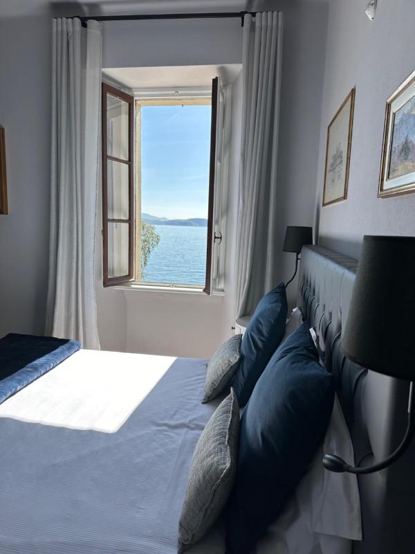 Double Room with Lake View image 1