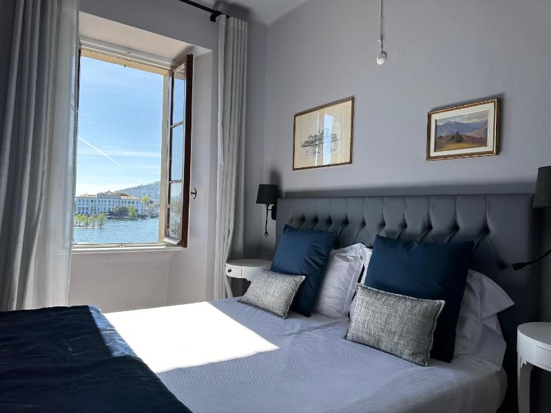 Double Room with Lake View image 3