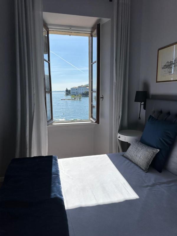 Double Room with Lake View image 4