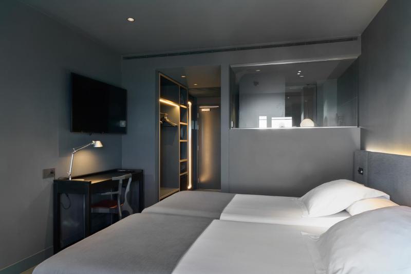 Double or Twin Room with Sea View image 3