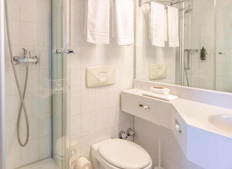Classic Room with One Double Bed and One Single Bed image 3