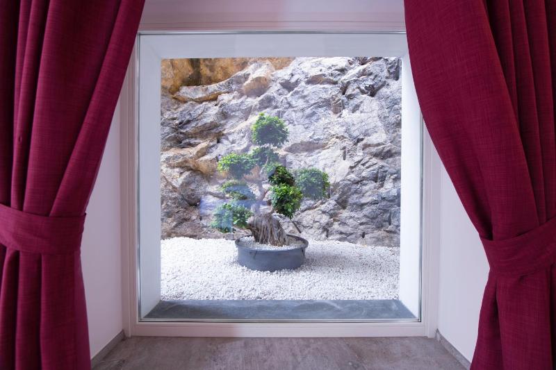 Jacuzzi Suite with Sea View Terrace image 4