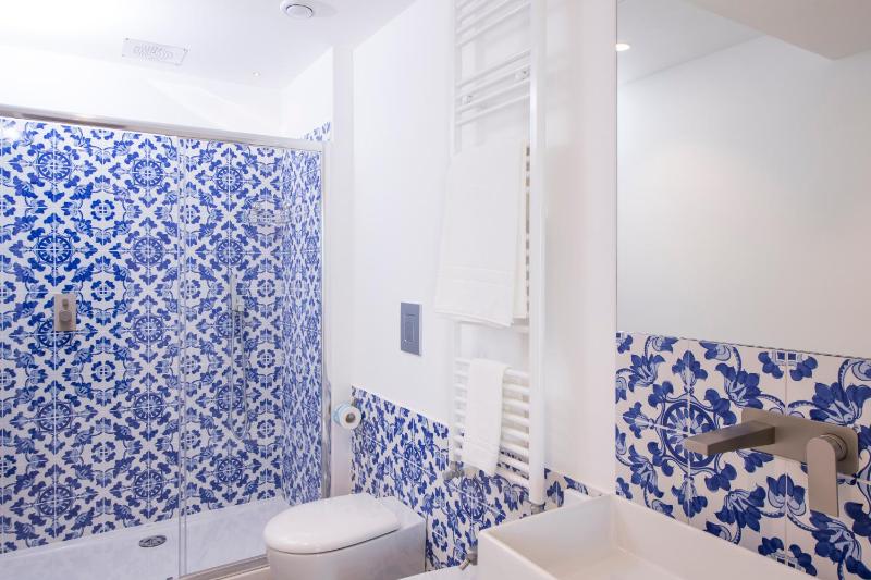 Deluxe Suite with Balcony and Sea View image 4