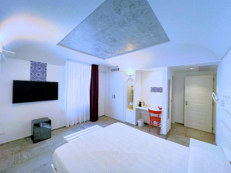 Deluxe Double Room with Side Sea View image 4
