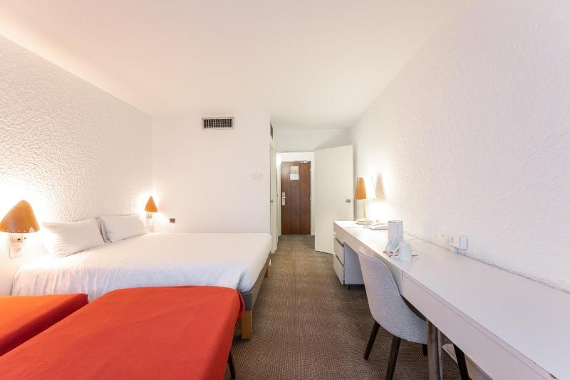 Standard Room with One Double Bed and Two Single Beds image 4