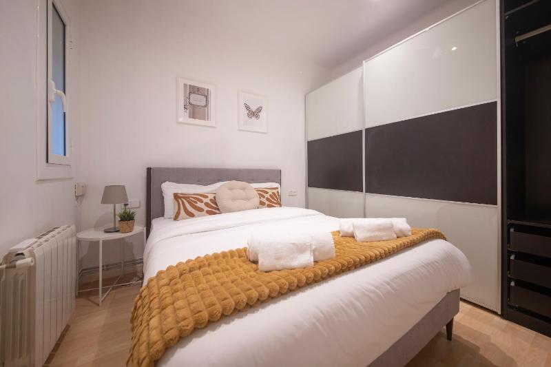 One Bedroom Apartment in Carrer Aragó - image 10