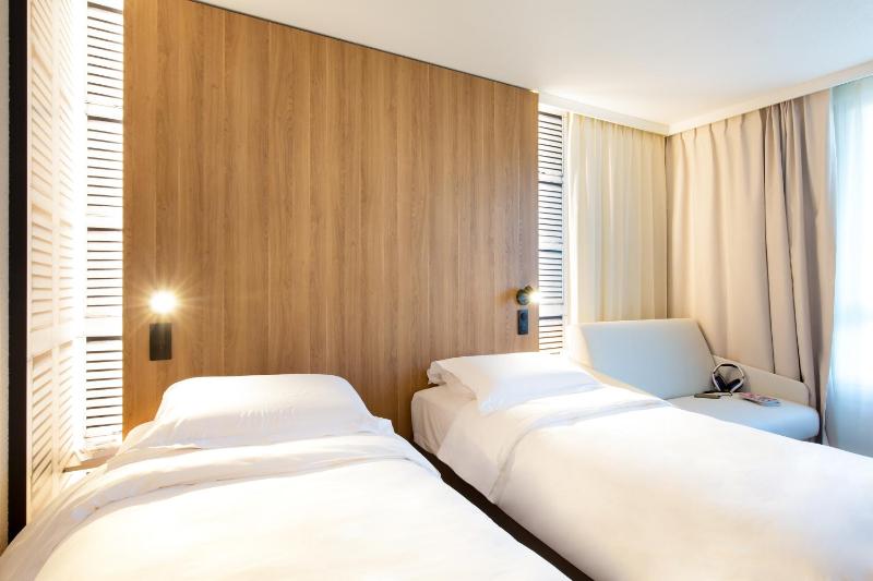 Standard Twin Room image 3