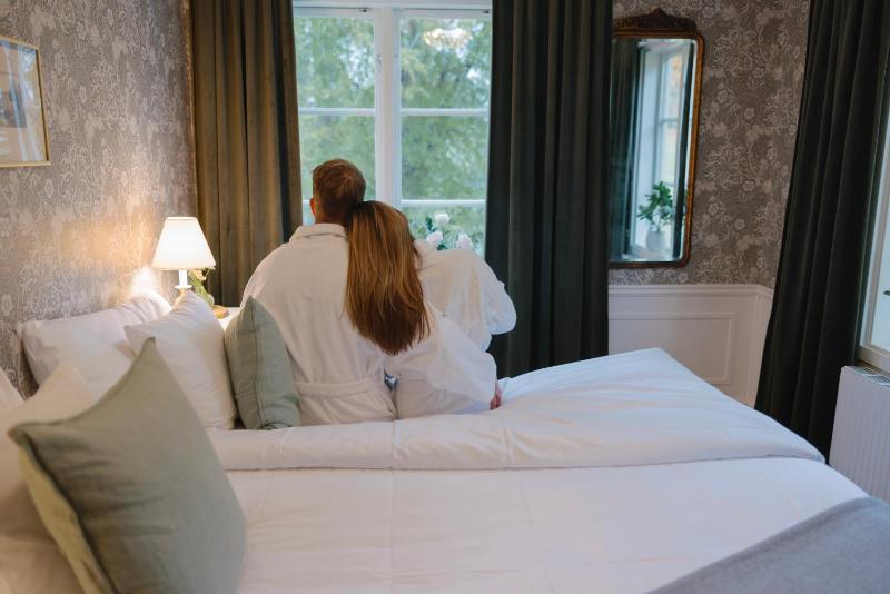 Double Room with Lake View image 3