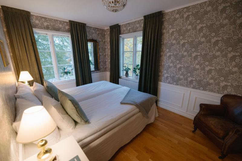 Double Room with Lake View image 4