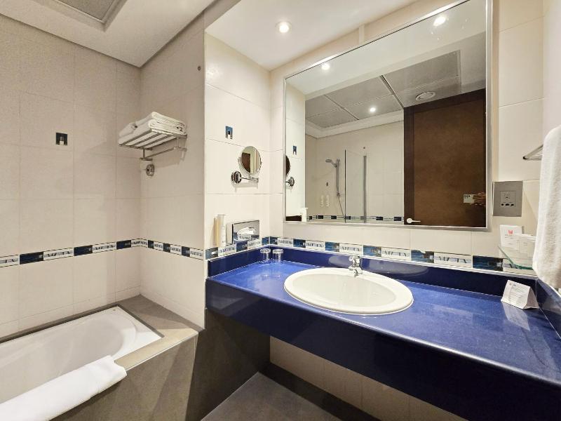 Executive Two-Bedroom Suite City View image 3