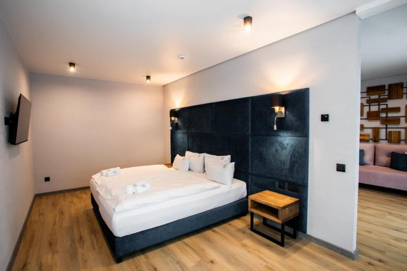 Family Room with Mountain View and Spa access image 1