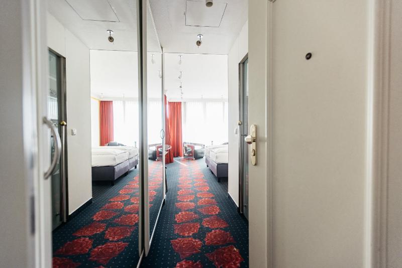 Double Room image 4