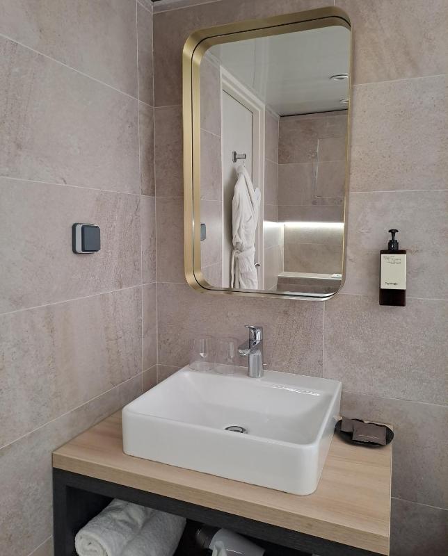 Deluxe Triple Room with 1 King and 1 Single Bed - Non-Smoking image 2