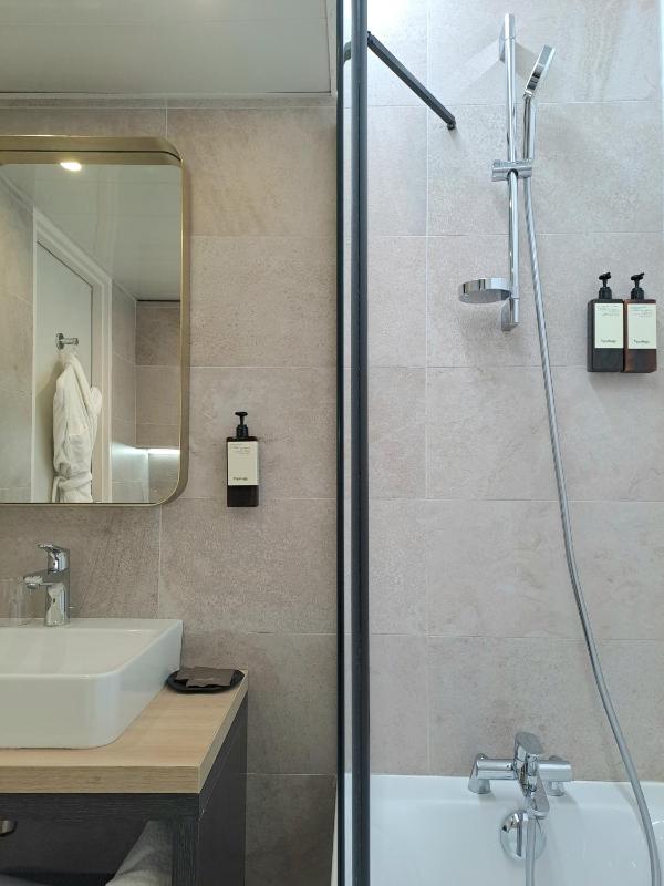 Deluxe Triple Room with 1 King and 1 Single Bed - Non-Smoking image 3