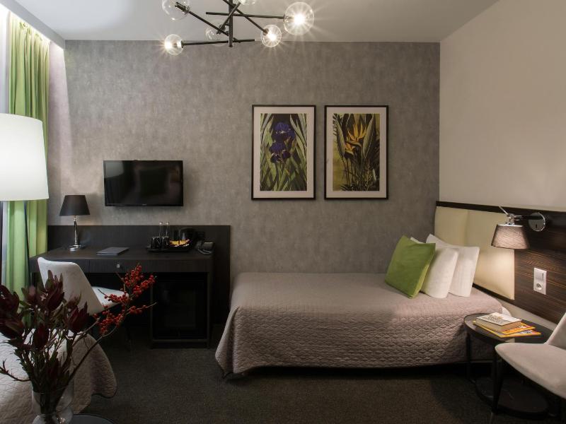 Standard Twin Room image 3