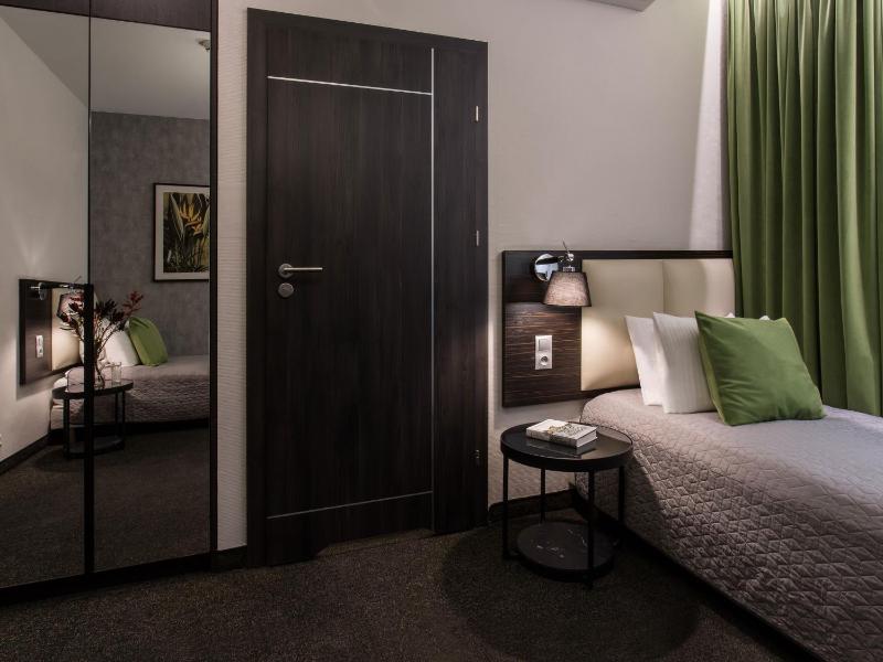 Standard Twin Room image 4