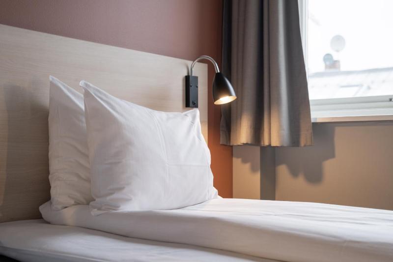 Small Single Room image 3