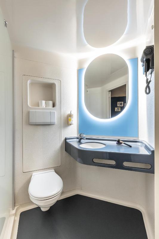 Connecting Triple Room with Two Double Beds and Two Bunk Beds image 4