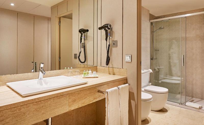 Standard Double or Twin Room image 4