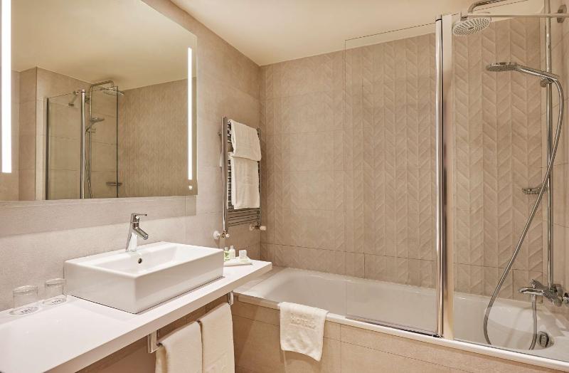 Standard Double or Twin Room image 3