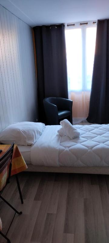 Single Room with Shared Shower and Toilet image 3