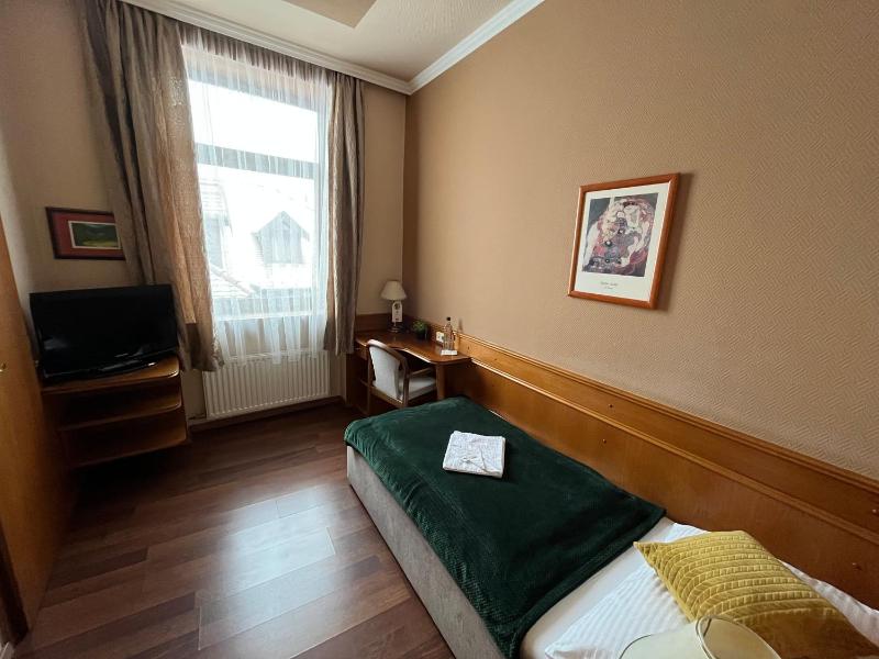 Single Room image 3
