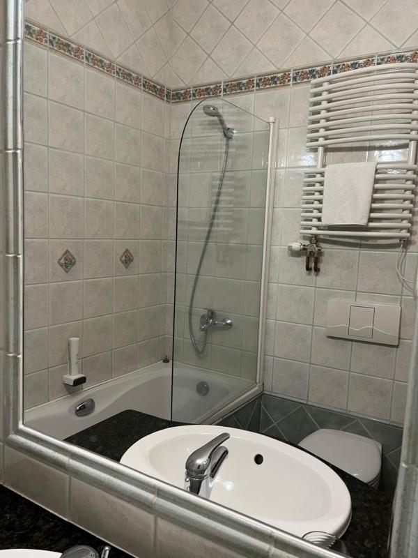 Standard Double Room image 4