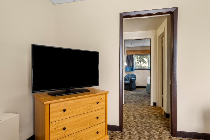Two-Bedroom Queen Suite with Queen Beds - Second Floor/Non-Smoking image 3