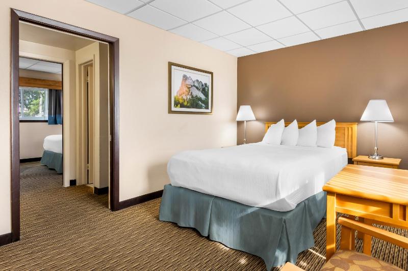 Two-Bedroom Queen Suite with Queen Beds - Second Floor/Non-Smoking image 4