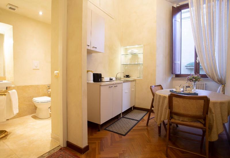 Executive Three-Suites Apartment image 4