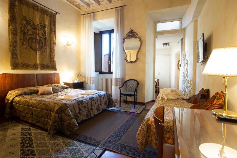 Executive Three-Suites Apartment image 2