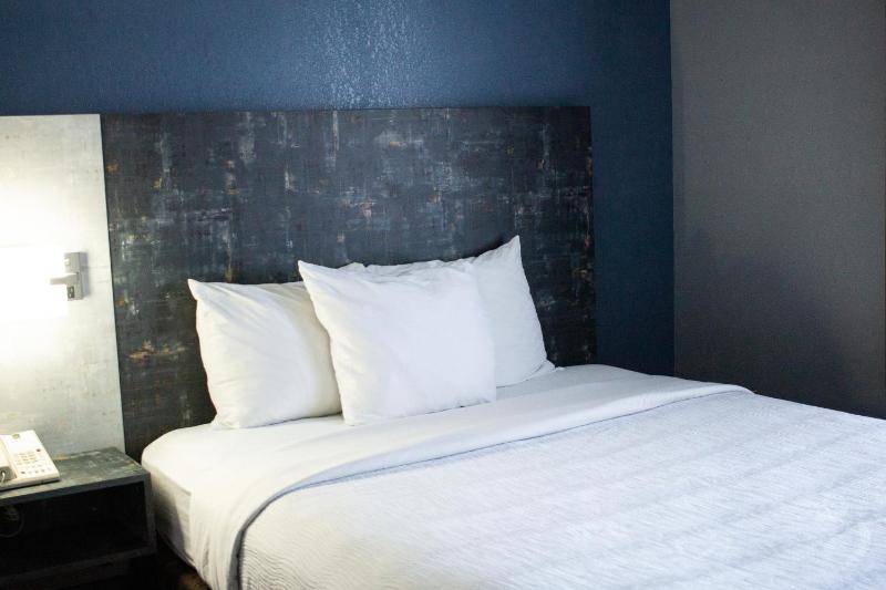 Queen Room with Two Queen Beds - Non-Smoking image 4