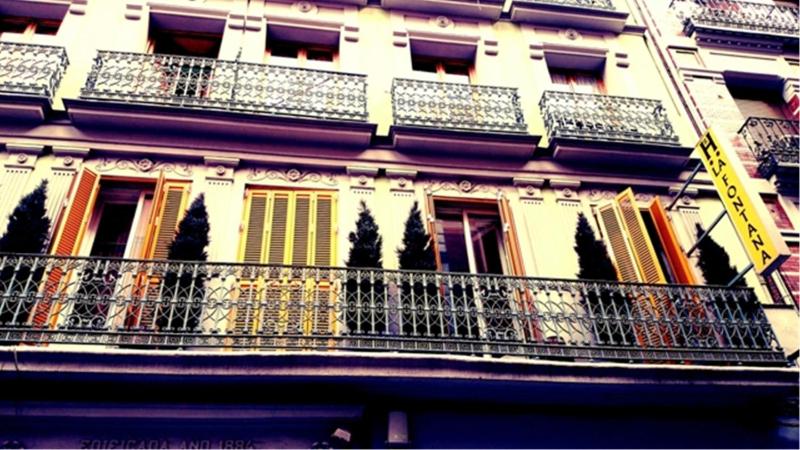 Triple Room with Balcony image 2