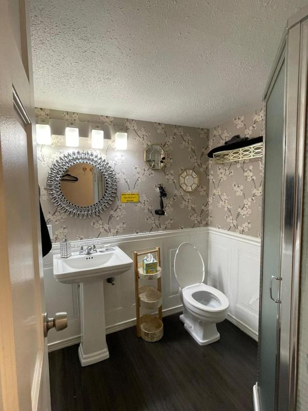 Standard King Room image 4