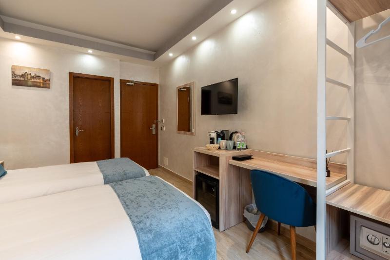 Standard Twin Room image 4