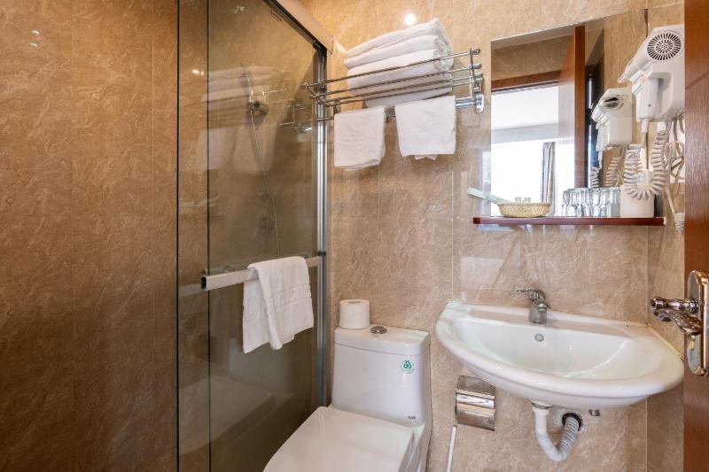 Standard Twin Room image 3