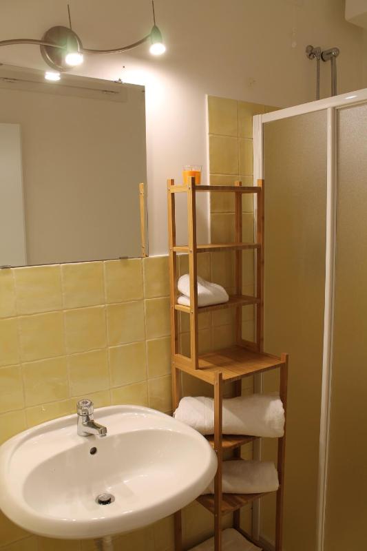 Twin Room with Private Bathroom image 2