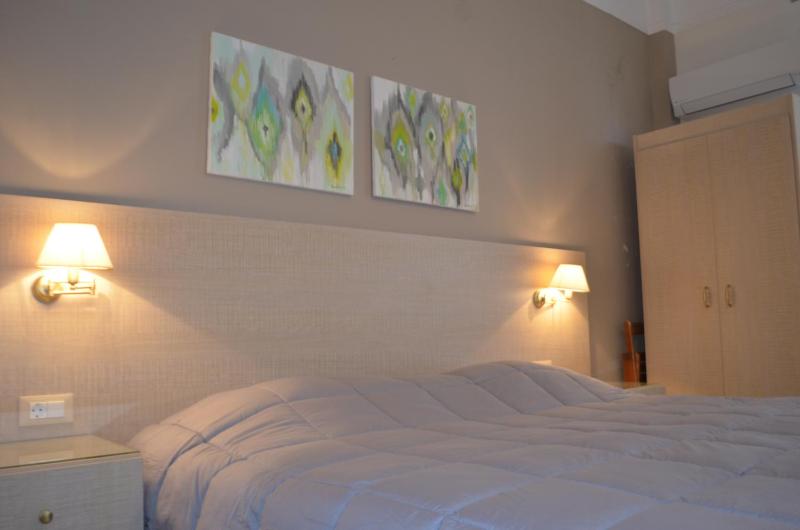 Triple Room with City View image 4